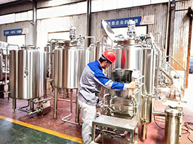 適用于餐飲行業(yè)的高配置200升精釀啤酒設備